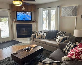 Le Refuge du Sous-Bois - Steps from Mont-Blanc w/ Hot Tub and Firepit - Saint-Faustin-Lac-Carré - Вітальня