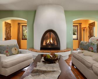 One-of-a-Kind Lakeside Gated Winery Casita Rental on Private Estate - Nice - Living room