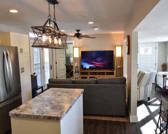 Charming 1-bedroom cottage in fabulous Galena with AC, WiFi Aiken 1083 LLC - Galena - Living room