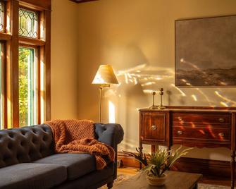 1900 Craftsman Home in Downtown Red Wing. Charming and original woodwork! - Red Wing