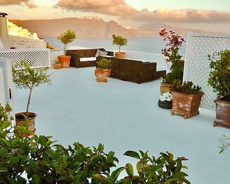 2nd floor, comfortable, and safe lodging. Hurricane protected area. - Fort Myers