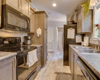 Oakland Oasis Serene Retreat in the Ozarks - Bull Shoals - Kitchen
