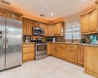 Tropical Getaway | Private Pool | Ace Location - Tampa - Cocina