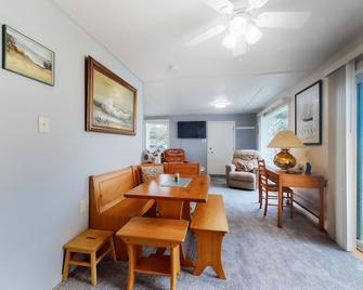 Gray Goose Beach Cottage - Coos Bay - Dining room