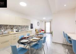 Lovely & Spacious home with King sized BED & AC by 360 Estates - Msida - Dining room