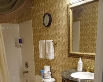 Coziest Room In Town! - Cincinnati - Bathroom