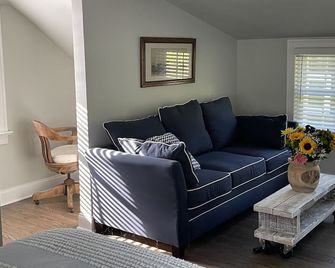 Northport quaint restored Boathouse with sunset views! - Northport - Living room