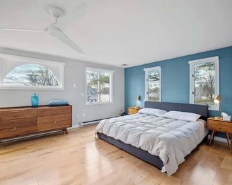 Halfmoon Lake 3BR Home w Game Room Deck Dock - Alton - Habitación