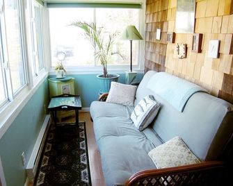 Cottage near bay beach- 1 Bd/1Ba - Brewster - Living room