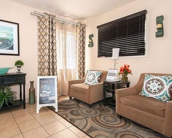 Cozy and Homey Feels! Pet-friendly, Short Drive to Honda Center - Garden Grove - Living room