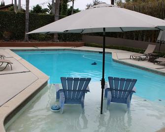 Modern 3 bedroom pool house with above ground hot tub, big backyard - Long Beach - Pool