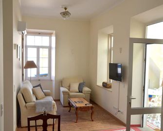 Lovingly renovated townhouse in the heart of Faro: 'Casa Limoeiro' - Faro - Living room