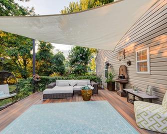 Adjacent to Annapolis~ by beach, 25 acre park next door & TV shows filmed here! - Edgewater - Patio