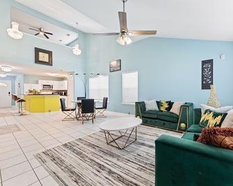 Home Away from Home - Sugar Land - Living room
