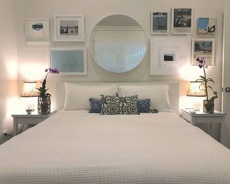 Bamboo House: Charming Private Tropical Oasis in the Heart of the Village. - Dunmore Town - Bedroom