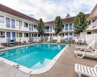 1 King Bed | Micfridge - Yreka - Zwembad