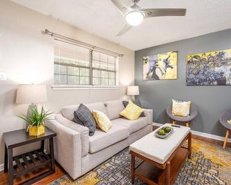 1mi To Med Centers | Kind Bed | 55\'Tv | Petsok - Pineville - Living room