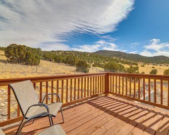 3 Mi to Trails: Secluded Eagar Cabin w/ Mtn Views! - Eagar - Balcony