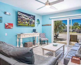 Fishing Till Sunset 1bed/1bath Condo W/Pool & Dock - Marathon - Living room
