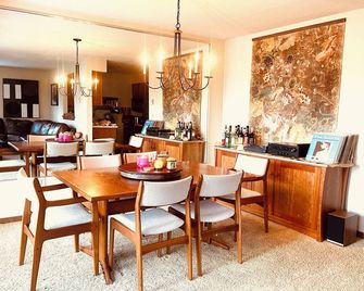 The Otto: A Warm + Cozy Ski In Ski Out Lodge - Ludlow - Dining room