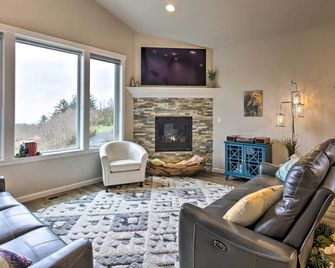 Stunning Neskowin Gem View of Cascade Head! - Neskowin - Sala de estar