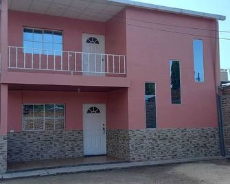 Beautiful new 3 bedrooms house, 10 minutes away from the beaches. - Sonsonate - Edificio