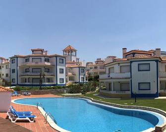 Apartment With Ocean Views 500m To Beach Set In 5 Resort - Amoreira - Piscina