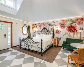 Romantic Retreat | Double Shower | Two Person Claw Foot Tub - Dover - Bedroom