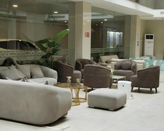 Maestro Hotel Pontianak - 坤甸 - 休閒室