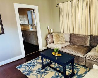 Cozy 1920s Cottage 2BR with Luxurious Beds & Full Kitchen - Albany - Sala de estar