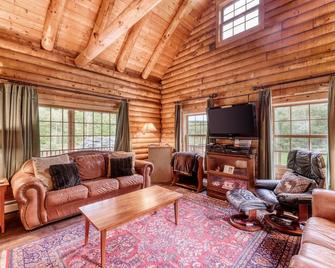 Classic log cabin near skiing on pond with mountain views & deck - dog-friendly - Bristol - Living room