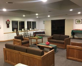 Rural Retreat Center with 10 full bedrooms - Princeton - Lounge