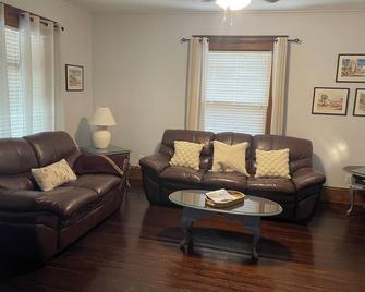 4-bedroom vacation home just 15 minutes from Lake Erie - Oak Harbor - Living room