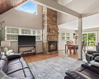 Tranquil Retreat on Lake Arrowhead Golf Course - Nekoosa - Living room