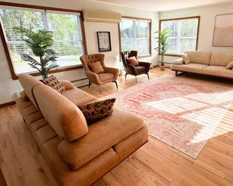 Honesdale - Honesdale - Living room
