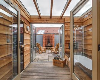 The Pigs - Holt - Spa