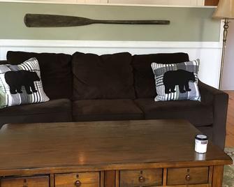 Chalk Pond Chalet - Sleeps 8 - Newbury - Living room