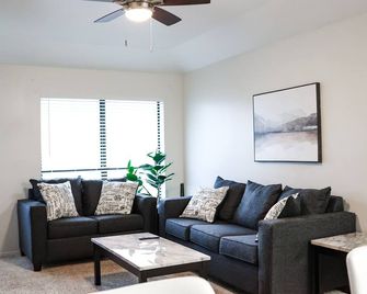Trinity Townhome #B in the heart of Hobbs - Hobbs - Living room