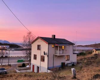 Villa with fantastic view located in Skrolsvik Harbor - Stonglandseidet - Edificio