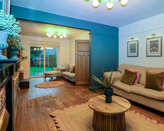 Primrose Place - Worthing - Living room