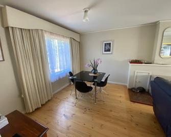 Beautiful Home just minutes walk from the city. - Braddon - Dining room