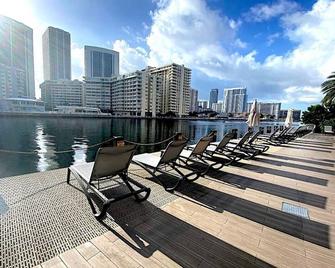 Miami Beach Apmt Full Kitchen - Hallandale Beach - Balcony