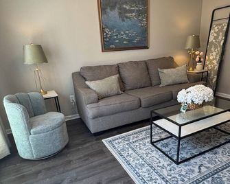 Magnolia Linen Co #8 - Discounted No Parking Included - Auburn - Stue