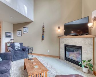 Near Downtown Manzanita and Golf Course, Queen Primary Suite, Easy Walk to Beach - Manzanita - Sala de estar