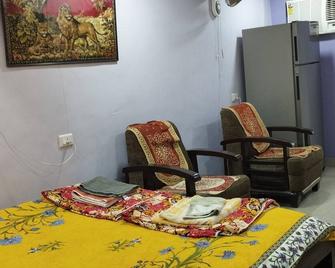 Fully furnished Studio Apartment on second floor of Chembur Mumbai Bungalow - Mumbai