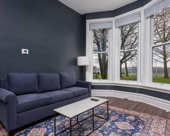 Flats on Front - Riverfront Gem Fast Wi-Fi 1F - Harrisburg - Living room