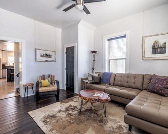 Stunning remodeled 1900's adobe home in the center of the historic district - Silver City - Obývací pokoj