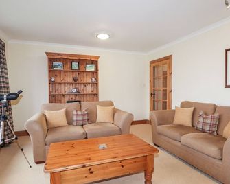 Mackenzie’s Peak, Country Holiday Cottage, With A Garden In Portree - Isle of Skye - Salon