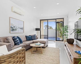 Mornington Beachfront Bliss - Pool, Spa & Rooftop Sunsets - مورننجتون - غرفة معيشة