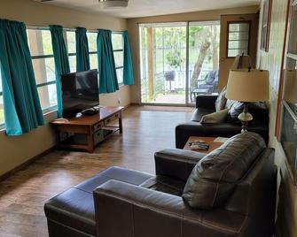 Suwannee River Bungalow - Old Town - Living room